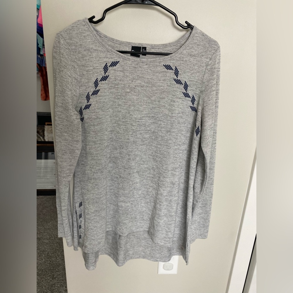 Gray Cruel brand top. Like new condition